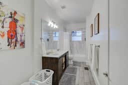 Chic Midtown Flat near Zoo | Overton Sq | St Jude - Image 4