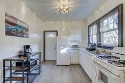 Chic Midtown Flat near Zoo | Overton Sq | St Jude - Image 5