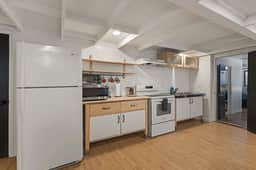 Guest House: Accessible to Downtown & Fast WiFi! - Image 4