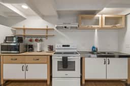 Guest House: Accessible to Downtown & Fast WiFi! - Image 5