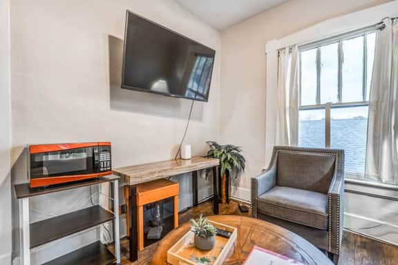 Cornerlight Haven | 6 Min to Overton Square - Image 4