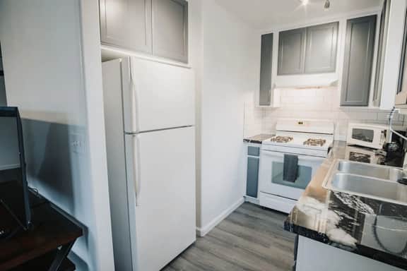 Gorgeous Upstairs Studio with Patio and Laundry - Image 5