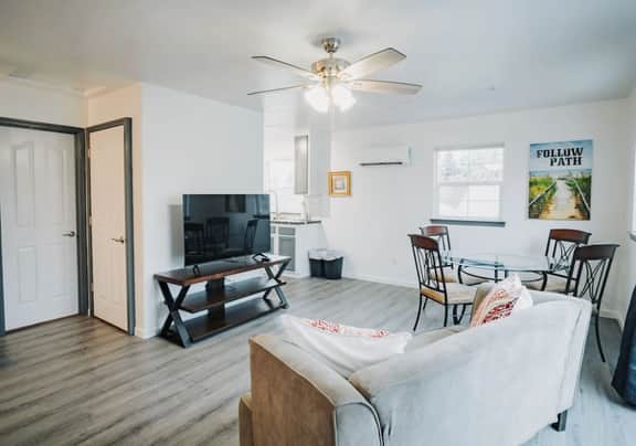 Gorgeous Upstairs Studio with Patio and Laundry - Image 2