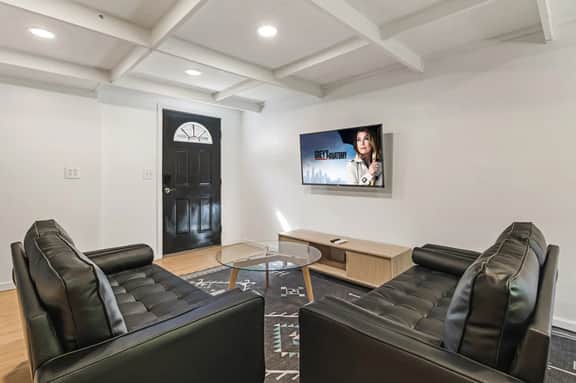 Guest House: Accessible to Downtown & Fast WiFi! - Image 3