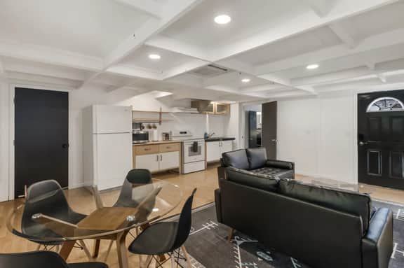 Guest House: Accessible to Downtown & Fast WiFi! - Image 2