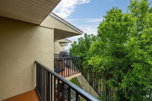 Seaside Top Floor Condo - Image 3