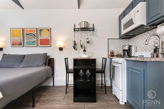 The Red Door Guesthouse – Cozy, Central & Quiet - Image 4