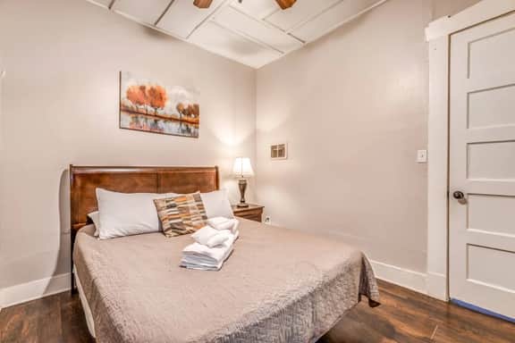 The Vance Corner Suite | Bright & Relaxing - Image 4
